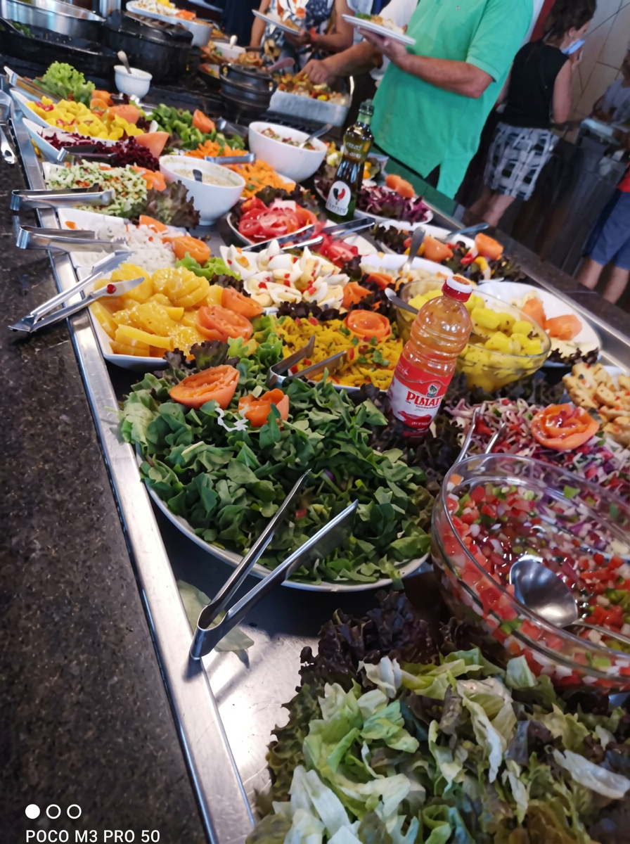 Variedade de saladas frescas e coloridas