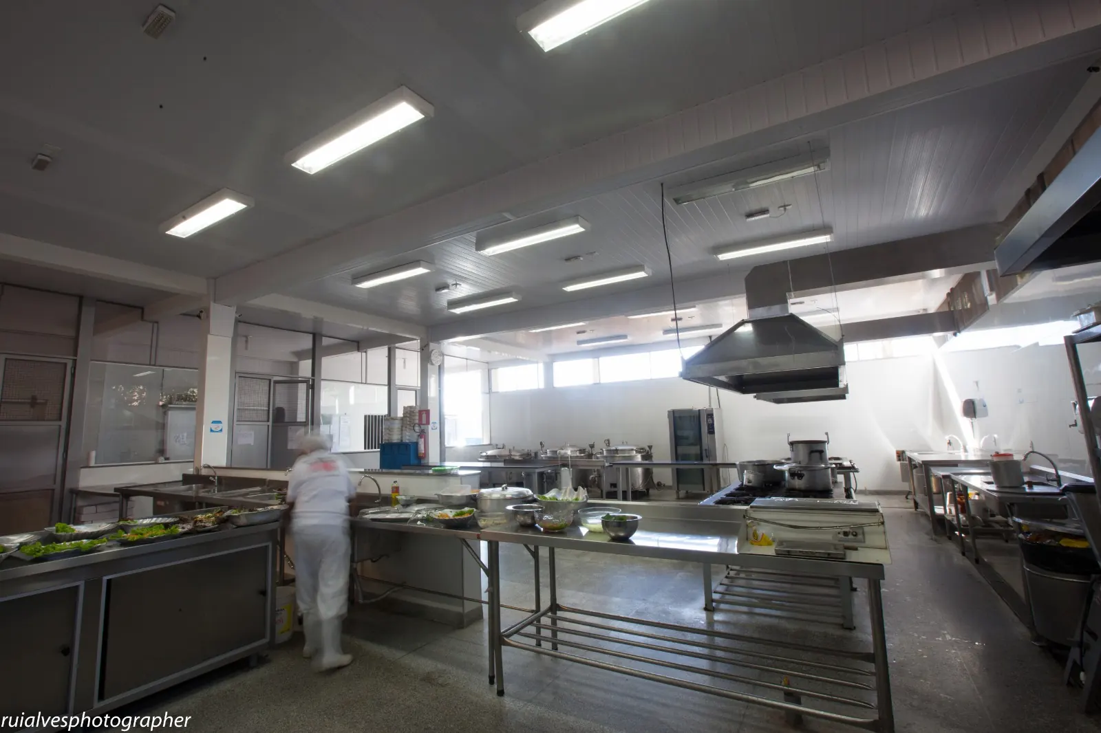 Cozinha industrial Joá Villa Real em Lagoa Santa — área de produção com fogões industriais, coifa central e bancadas em inox