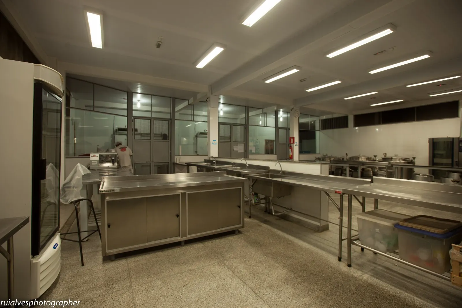 Setor de pré-preparo da cozinha industrial Joá Villa Real com cubas duplas em inox, câmara refrigerada e fluxo segregado